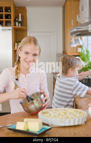 Schwester und Bruder, einen Kuchen, Schweden. Stockfoto