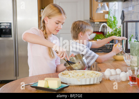 Schwester und Bruder, einen Kuchen, Schweden. Stockfoto