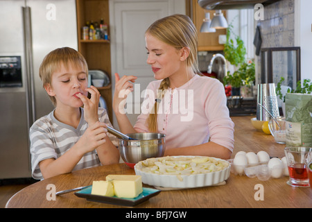 Schwester und Bruder, einen Kuchen, Schweden. Stockfoto