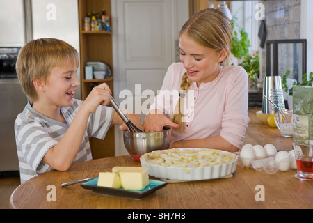 Schwester und Bruder, einen Kuchen, Schweden. Stockfoto