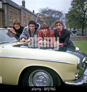DIE WHO - UK Rockgruppe im Hauptquartier von Duke of York, Chelsea, am 12. November 1966 mit Roger Daltreys Volvo-Wagen . Foto: Tony Gale Stockfoto