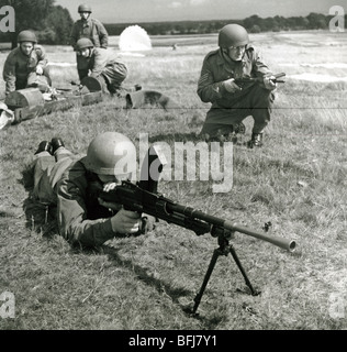 BRITISCHE zerstreute Truppen 1943 Bren Kanonier im Vordergrund, unterstützt von Soldaten mit einer sten Andere packen ein Containers Luft getragen. Stockfoto