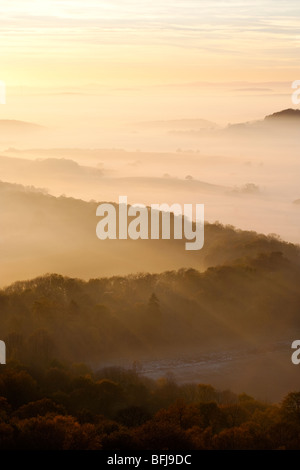 Eine neblige Landschaft von oben der Blick über die Landschaft Herefordshire Malvern Hills gesehen. Stockfoto