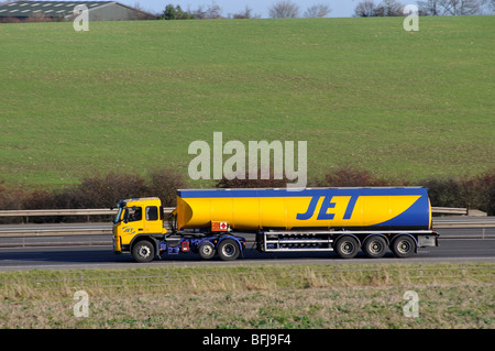 Jet-Tanker-LKW auf M40 Autobahn, Warwickshire, England, UK Stockfoto