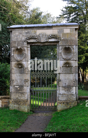 Tor zu St. Michael und alle Engel Kirche, große Tew, Oxfordshire, England, Vereinigtes Königreich Stockfoto