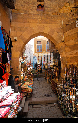 KAIRO, ÄGYPTEN. Eine schmale Straße im Stadtteil Basar Khan El-Kalili. 2009. Stockfoto