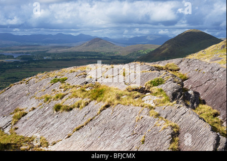 Alte rote Sandstein-Felsen mit Blick auf Kenmare Bay von der Spitze der den Healy Pass, Beara, County Kerry, Irland Stockfoto