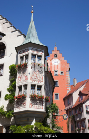 Meersburg Altstadt, Baden Württemberg, Deutschland. Baren Hotel in alten Gebäude vom roten Obertor Gateway im Pilgrimstein Oberstadt Stockfoto