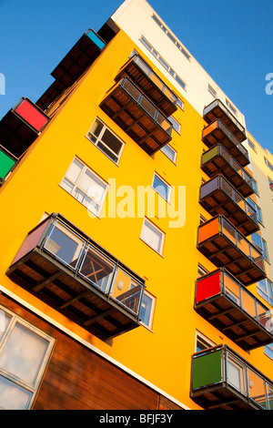 Bunte Wohnanlage am Greenwich Millennium Village auf Greenwich Halbinsel London UK Stockfoto