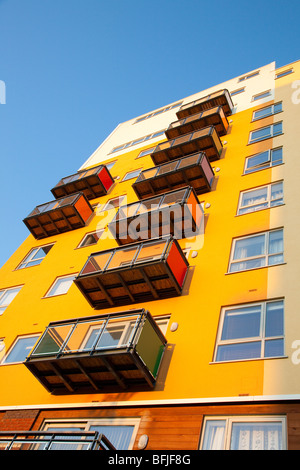 Bunte Wohnanlage am Greenwich Millennium Village auf Greenwich Halbinsel London UK Stockfoto