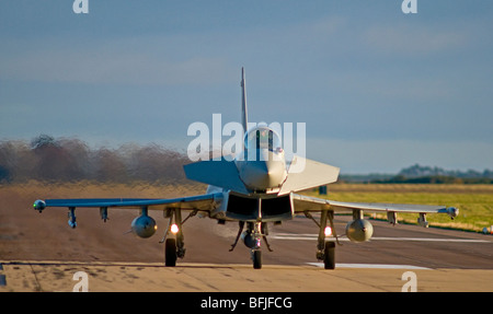 RAF Eurofighter Typhoon FGR4 ZJ933 (DF) basierend auf RAF No11 Sqn Conningsby Lincoln Kinloss Luftwaffenstützpunkt in Moray Schottland ankommen. Stockfoto