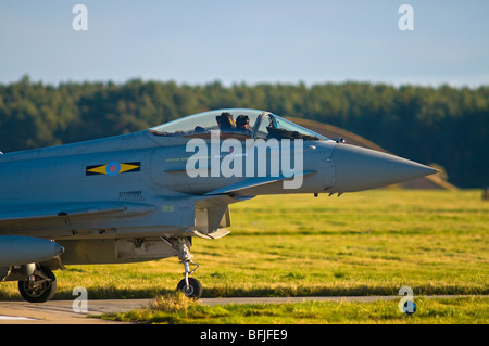 RAF Eurofighter Typhoon FGR4 ZJ933 (DF) basierend auf RAF No11 Sqn Conningsby Lincoln Kinloss Luftwaffenstützpunkt in Moray Schottland ankommen. Stockfoto