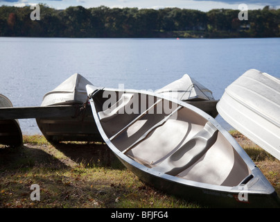 Boote am Ufer eines Sees Stockfoto
