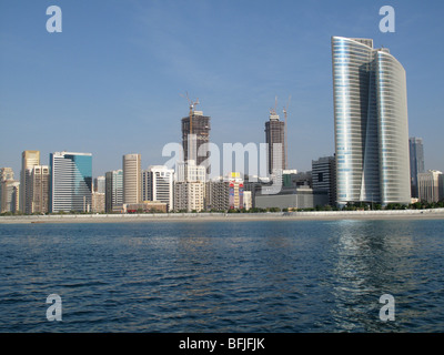 Moderne Hochhäuser auf der Strandpromenade Corniche, Abu Dhabi, Vereinigte Arabische Emirate Stockfoto