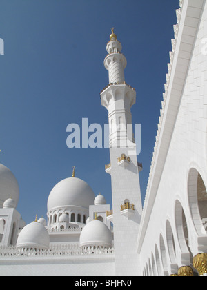 Minarett, Kuppel und Gehweg an der Sheikh Zayed Bin Sultan Al Nahyan Mosque, Abu Dhabi Stockfoto