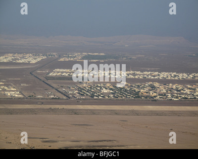 Blick vom Jebel Hafeet Berg von einstöckigen Gebäude und Stadt in Stadt Oase in Al Ain, Vereinigte Arabische Emirate Stockfoto