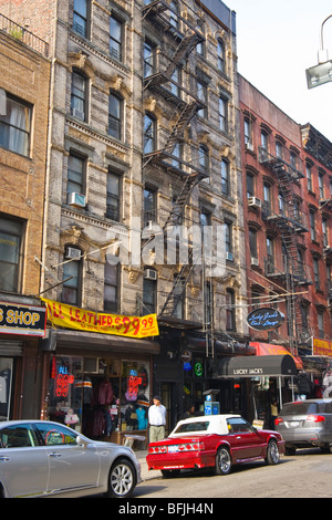 New York City, The Big Apple, typischen Lower East Side, aus rotem Backstein Mietskasernen & Metall Feuerleitern & Lederwaren Shop oder shop Stockfoto