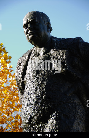 Eine Statue von Sir Winston Churchill am Nathan Phillips Square in der Nähe von Toronto City Hall Stockfoto