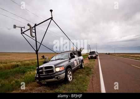 Ein mobile Mesonet-LKW mit Projekt Vortex 2 parkt am Wegesrand im westlichen Kansas, USA, 10. Juni 2009. Stockfoto