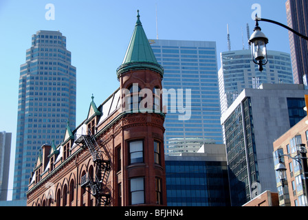 Vorderansicht des Torontos Flatiron Gebäude mit dem Finanzviertel im Hintergrund Stockfoto