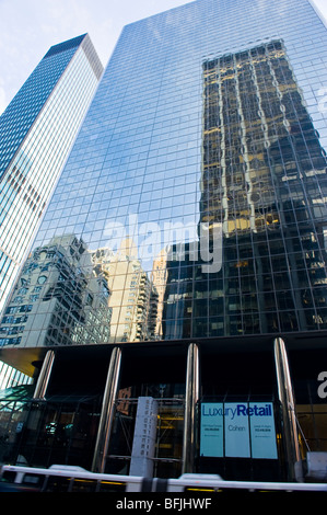 New York City, The Big Apple, 3rd Avenue, Luxus modern Sky Scraper Bürogebäude, Glas mit Reflexionen, lassen Stockfoto