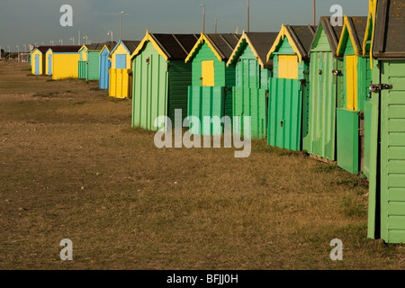 Strandhütten an der Strandpromenade in Littlehampton in leuchtenden Farben. Stockfoto