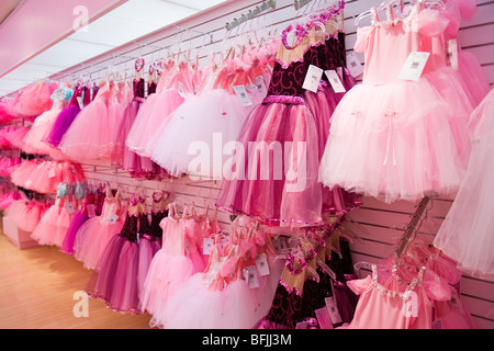 New York City Big Apple F A O Schwarz Toy Store oder Shop Prinzessin Kleider Röcke & in hübschen rosa, rot und lila schienen Schals Anzeige Stockfoto