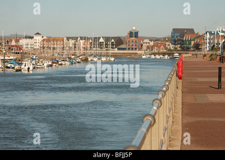 Blick entlang des Hafens Wand in Littlehampton zeigt die Marina und das Aussehen und Meer. Stockfoto