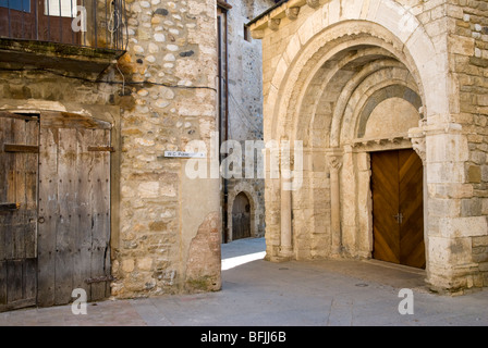 Krankenhaus von Saint Julia, romanische Fassade 12. Jahrhundert. Besalú. La Garrotxa. Provinz Girona. Katalonien. Spanien Stockfoto