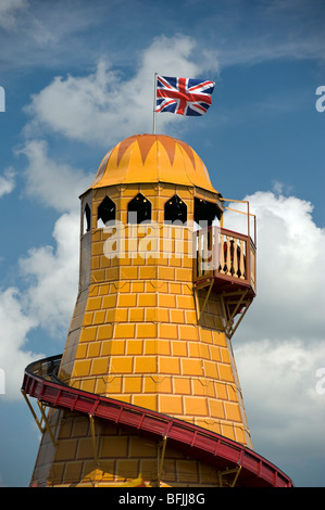 Festplatz Helter Skelter fahren Turm Union Jack Flagge an sonnigen Tag Stockfoto