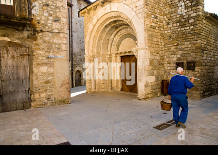 Krankenhaus St. Julia stammt aus dem 12. Jahrhundert romanischen Fassade. Besalú. La Garrotxa. Provinz Girona. Katalonien. Spanien. Stockfoto