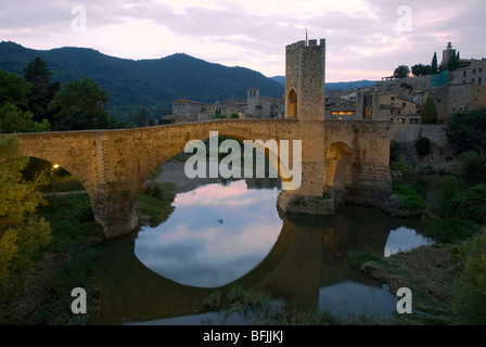 Mittelalterliche Brücke über den Fluss Fluvia. Besalú. La Garrotxa. Provinz Girona. Katalonien. Spanien Stockfoto