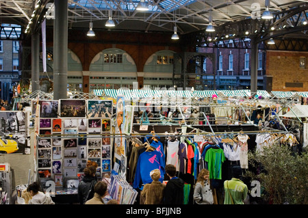 Stände im Inneren der alten Spitalfields Markt im East End, East London England UK Stockfoto