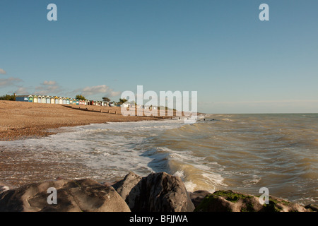 Eine Reihe von bunten Strandhäuschen unter einem hellen blau, South Coast-Himmel. Stockfoto