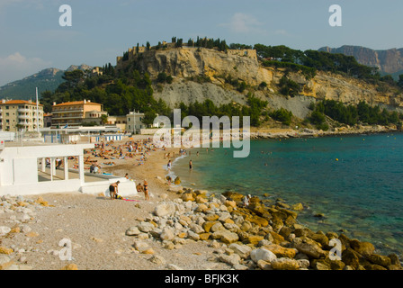 Ferienwohnungen am Strand und Klippen von Südfrankreich Cassis Stockfoto