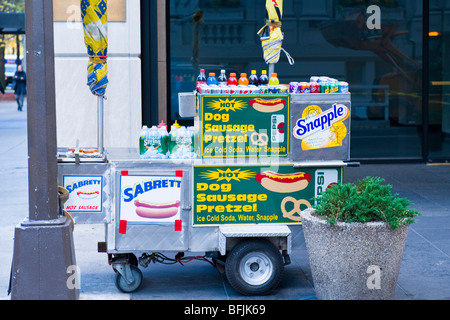 New York City, The Big Apple, typische Pflaster Fastfood Hotdog oder Hot-Dog, Wurst, Brezel & Softdrinks Stall oder kiosk Stockfoto