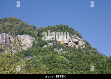 ausgesetzt Felswand auf bewaldeten Berg in der Nähe von Lake Lure, North Carolina, North Carolina, USA Stockfoto