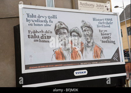 Titan zweisprachig Englisch Walisisch Plakatwand zeigt Bergleute Werbung freier Eintritt ins National Museum of Wales Websites Stockfoto