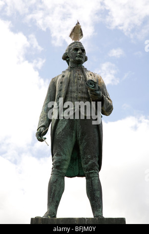 Eine Möwe sitzt auf die Statue von Captain James Cook (1728-1779) in Whitby in North Yorkshire, England. Stockfoto