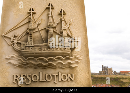 Ein Basrelief Darstellung der Entschließung über den Sockel der Statue zur Erinnerung an Captain James Cook (1728-1779) in Whitby. Stockfoto