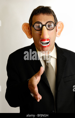 Mann in Verkleidung streckte eine Hand für handshake Stockfoto