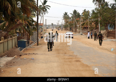 Singhalesischen Regierungssoldaten patrouillieren die Hauptstraße in Arugam Bay. Sri Lanka. Stockfoto