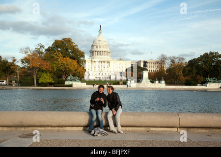 Zwei junge Touristen schauen Sie sich Fotos vor dem Kapitol, Washington DC, USA Stockfoto