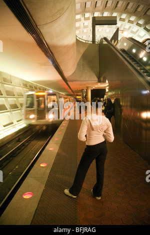 Ein Teenager wartet auf einen Zug, der Metrorail System, Washington DC, USA Stockfoto