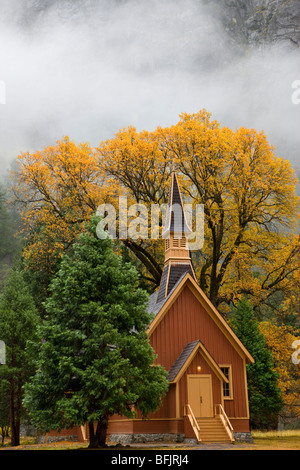 Yosemite-Kapelle im Herbst Stockfoto