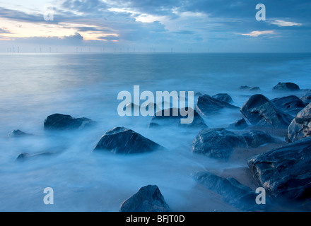 Ein kalter Sonnenaufgang am Caister am Meer mit einem off-Shore Windparks in der Ferne an der Küste von Norfolk Stockfoto