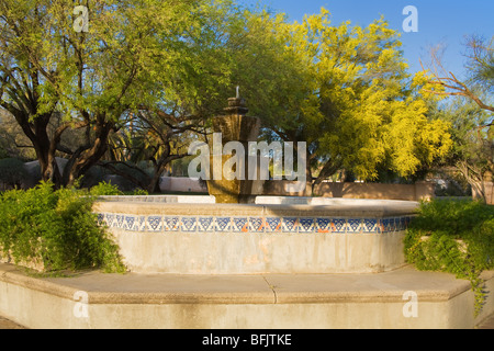 Hof & Brunnen, St. Philip in der Hügel Kirche, Tucson, Pima County, Arizona, USA (Architekt Josias Joesler) Stockfoto