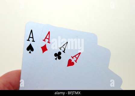 halten Sie alle Asse illustriert mit einer Hand von Spielkarten Stockfoto
