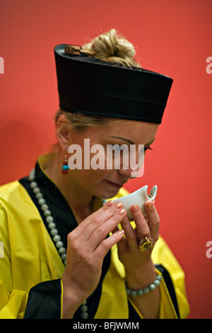 Kaukasische Frau Chine die Tee-Zeremonie durchführen Stockfoto
