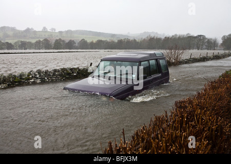 4-Rad Antrieb getrieben entlang überflutete Gasse in Bampton Grange, Cumbria November 2009 Überschwemmungen Stockfoto